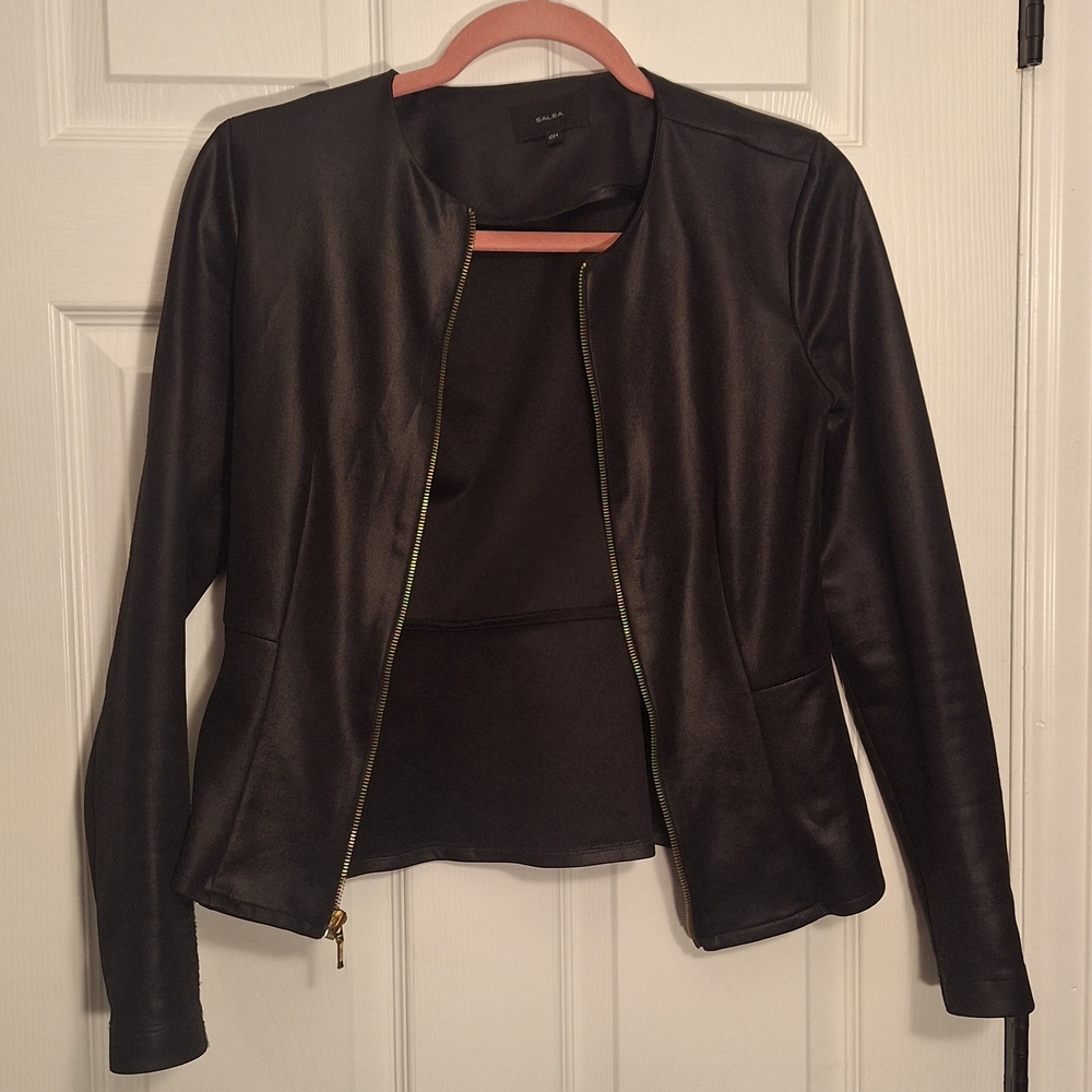 Sleek Black faux Leather Jacket. Bundle 3+ items & save 25% automatically! 🛍️